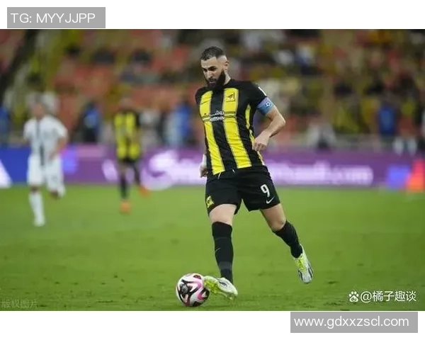 亲戚足球球星们的传奇故事与成就回顾，探索他们背后的奋斗与荣耀