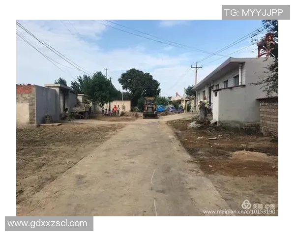 小男孩奋力奔向足球球星梦想之路展现勇气与坚持