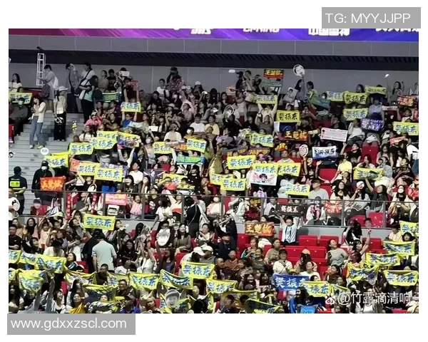 当红明星现场偶遇绿茵巨星热情互动引发球迷与粉丝的热烈关注